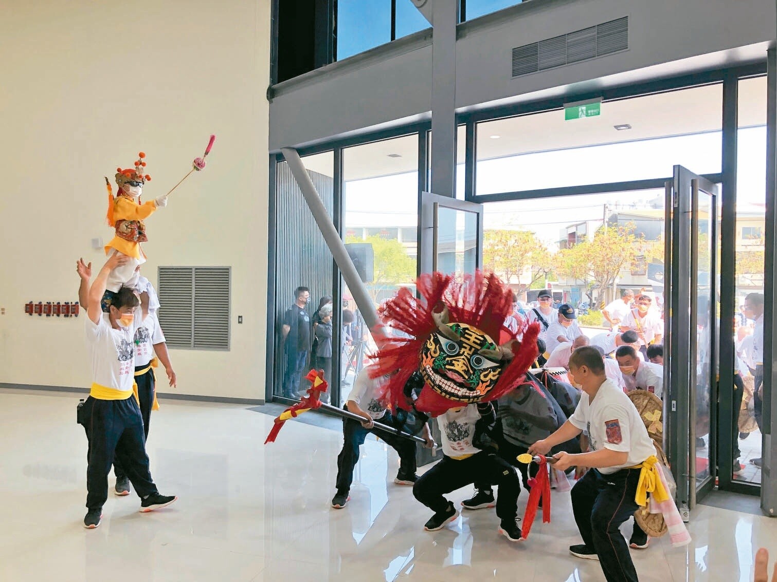 台南歸仁文化中心斥資2億整建歷時近2年，昨天謝土儀式邀請地方陣頭參與。記者周宗禎／攝影 