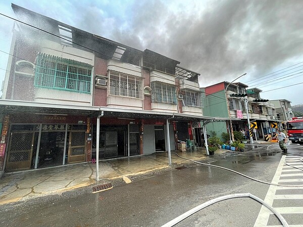 嘉義縣竹崎鄉鹿滿村連棟4間透天住宅火警,13輛消防車搶救無人受困。聯合報記者魯永明/翻攝