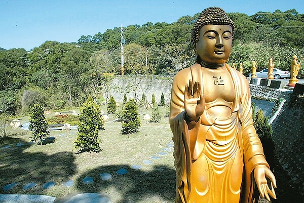 北市前市長郝龍斌時期曾規畫要在博嘉里內的富德公墓園區另建第二座公立納骨塔,如今北市民政局又重起爐灶,圖為富德公墓靈骨塔旁的灑葬區。圖/聯合報系資料照