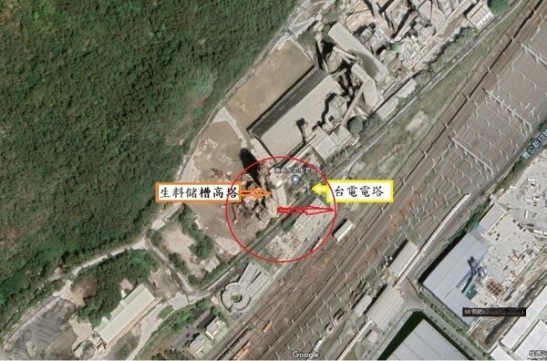 圖1. 以東南水泥公司的圓柱體生料儲槽為中心，78公尺半徑劃出的紅色圓形安全區(註：使用Google Map作為底圖)