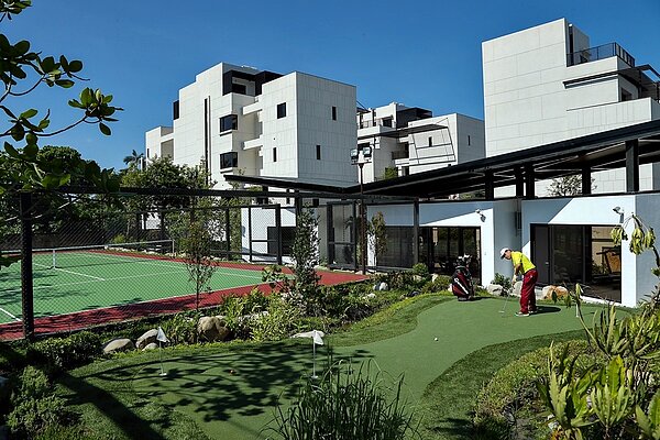 近來疫情持續緊繃，企業主急尋「世外桃源」避開疫情，讓已是成屋、可即買即用的莊園型豪墅社區行情看俏。圖／業者提供