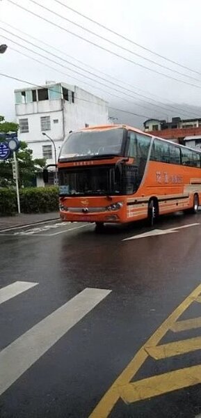 有網友在PTT上爆料，指類火車在壽豐時，撞到限高杆。圖／取自PTT