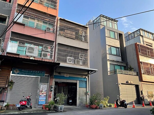 高雄男想棄透天換小2房「投報率穩贏」?網見「地點」反推:是稀有財 親戚想以6折的價格購入無人居住的透天,讓原PO糾結該不該就此賣了。圖中建物與本新聞無關。示意圖/好房網News記者呂詠柔攝