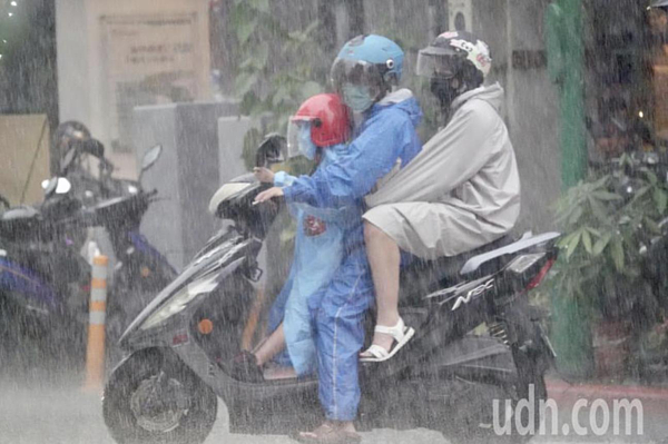 氣象局表示，今天下半天到明天水氣增加，各地雨勢會愈來愈明顯，降雨範圍也會愈來愈廣闊。聯合報系資料照片