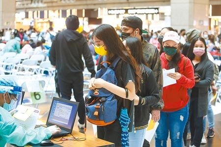 兒童近日將開始施打莫德納疫苗，不過，因副作用問題，加上後續將迎來第一批兒童劑型輝瑞疫苗，令不少家長十分猶豫。北車疫苗接種站，五一勞動節當天有許多民眾前往施打。（鄧博仁攝）
