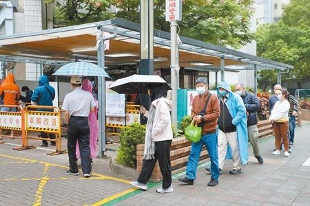 本土確診數日新增破萬例,引起民眾憂心,假日一早急診室外的篩檢站就出現不少民眾排隊等待採檢。(劉宗龍攝)