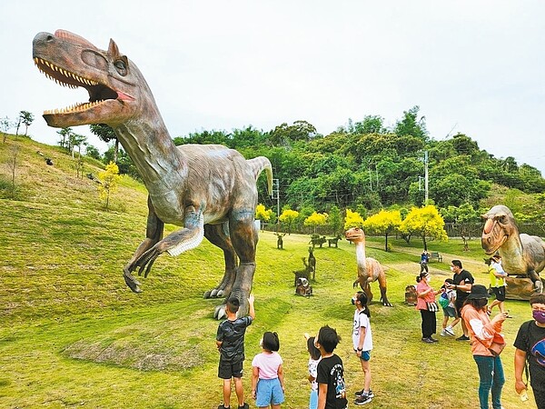 南投草屯「九九峰動物樂園」園區設計，猶如電影「侏儸紀公園」，最快5月底可望開幕。記者賴香珊／攝影 