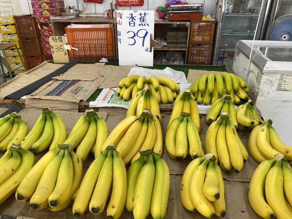 香蕉價揚，屏東市一家水果行昨天香蕉價格1台斤39元。記者劉星君／攝影 