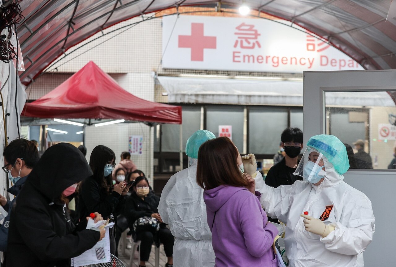 除了收治急重症患者,北部各大醫院急診也提供採檢,讓醫事人員疲於奔命;指揮官陳時中呼籲民眾,盡量前往篩檢站採檢,不要去急診室,但急診醫師批,「這不能只用講的」;圖為台北聯合醫院忠孝院區,許多民眾在急診處等候採檢。記者余承翰/攝影