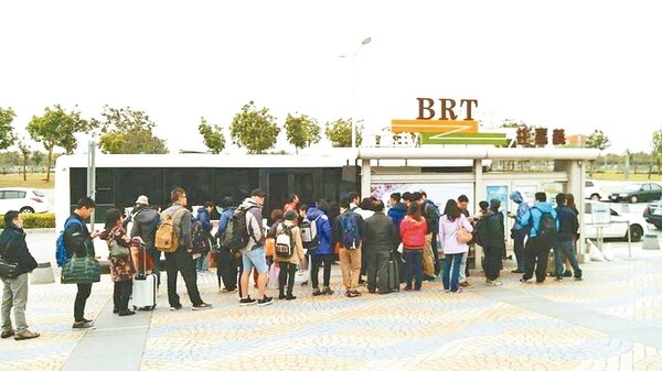 嘉義高鐵站以BRT公車兩條路線接駁到嘉市區，運量達每年120萬人次，逼近飽和。圖／嘉義市政府提供