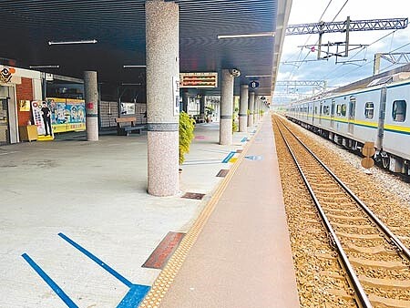 社會大眾不樂見台鐵公司化過程中的勞資博弈全民埋單,期盼交通部拿出誠意解決台鐵問題。圖為台鐵5月1日不加班,宜蘭站月台呈現空蕩蕩的景象。(吳佩蓉攝)