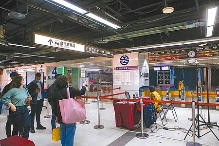 昨日台鐵表定列車全部停開,但台鐵便當仍然熱賣。太魯閣號事故家屬臉書發文,希望台鐵告別「賣便當」這項主業,將重點放在安全改革。圖為不知情民眾到現場才發現台鐵停駛,工作人員忙著說明替代方案。(鄧博仁攝)