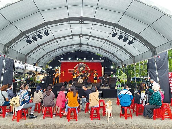 虎頭埤音樂節進入第2天,中午時人潮尚未聚集,舞台前只見零星觀眾。圖/台南市觀旅局提供