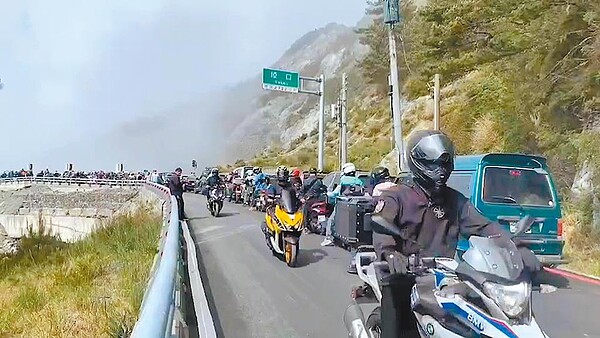 南橫公路兩邊隧道口車流回堵數公里,被遊客稱為「類停車場」。(台東縣警局關山分局提供/蔡旻妤台東傳真)