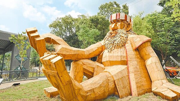 南投縣日月潭風景區內的信義鄉地利村，打造1座約5公尺高的「木巨人」矗立在草地上，眺望著濁水溪，相當搶眼。圖／摘自日月潭風管處臉書