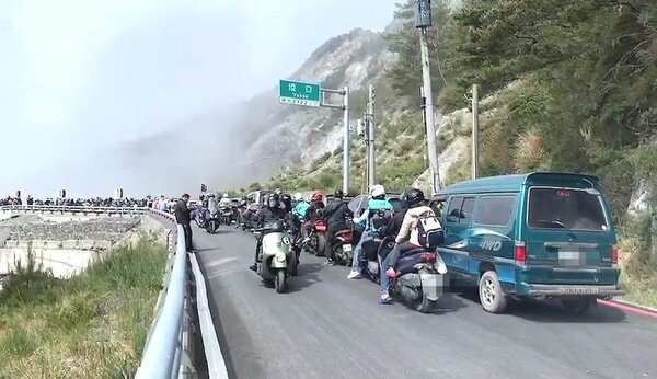 南橫公路通車後,車流大爆滿、一度塞車。記者卜敏正/翻攝