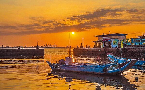 新北淡水第一漁港是不少民眾欣賞夕陽首選,落日餘暉美不勝收。新北市漁業處提供/葉德正新北傳真