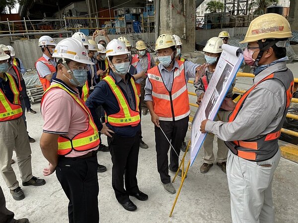 台南鐵路地下化工程近日來數度傳路基沉陷,為此鐵道局長伍勝園前往視察。圖/鐵道局提供
