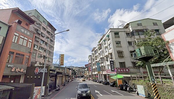 原PO不解為何深坑區在機能不夠好的情況下,房價還很高。圖/Google Map