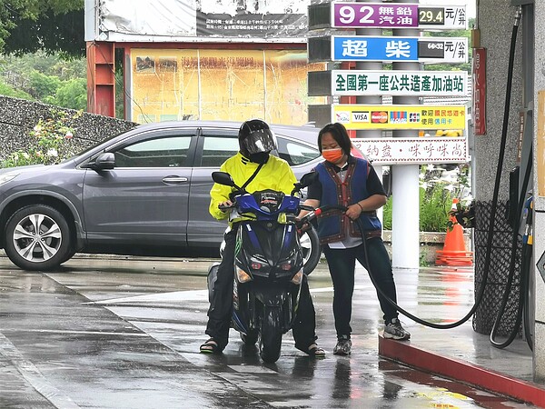 海端加油站是南橫公路東段唯一加油站，加油員直言昨天車流量暴增5倍以上。記者卜敏正／攝影 