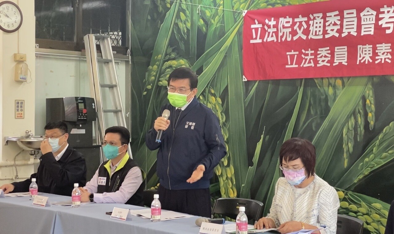 交通部長王國材今天與立法院交通委員會委員到彰化考察交通建設，眾所關心的彰化高鐵站接台鐵田中站的台鐵田中支線預計最快今年底設計發包。記者林宛諭／攝影 