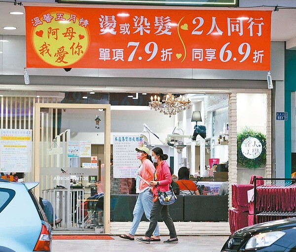 今年母親節受到疫情影響買氣不佳,許多店家提早推出優惠活動,跟往年相比還是無法提升業績。 記者劉學聖/攝影