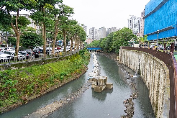 中和區瓦磘溝進行整治及周邊積淹水改善工程。圖／新北市政府提供