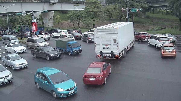 為減少未保持路口淨空的違規行為,桃園市將於南崁交流道祭出科技執法。圖/桃園市政府提供