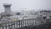 玉山下午降5月雪　積雪0.5公分深