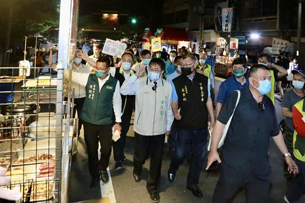 下營夜市恢復營業,市長黃偉哲現身視察。圖/台南市政府提供