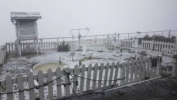 玉山群峰，2日下午飄5月雪。（玉山氣象站提供／廖志晃南投傳真）
