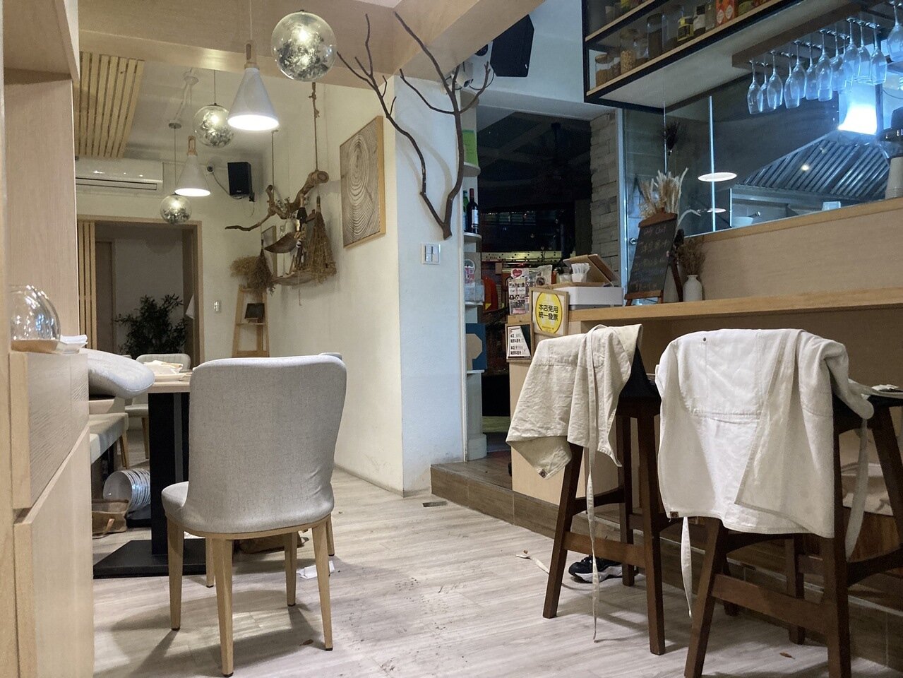 警消入內採證,屋內稍些凌亂,但並未有明顯外力侵入痕跡。記者翁至成/攝影