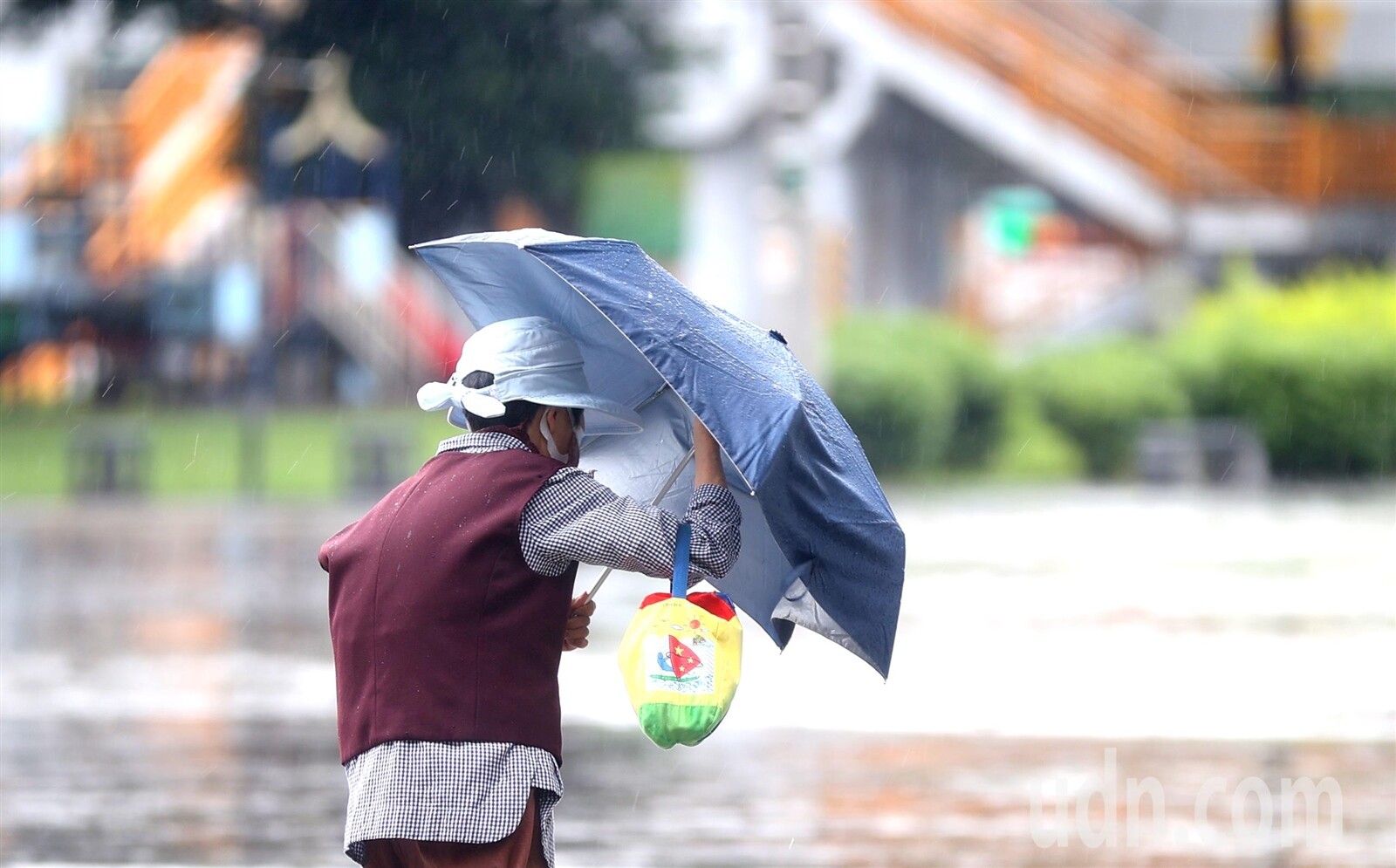 受到東北風增強，中央氣象局針對北北基三縣市發布大雨特報，請民眾多留意，新北市上午也是多處下雨的濕涼天氣。記者陳正興／攝影 