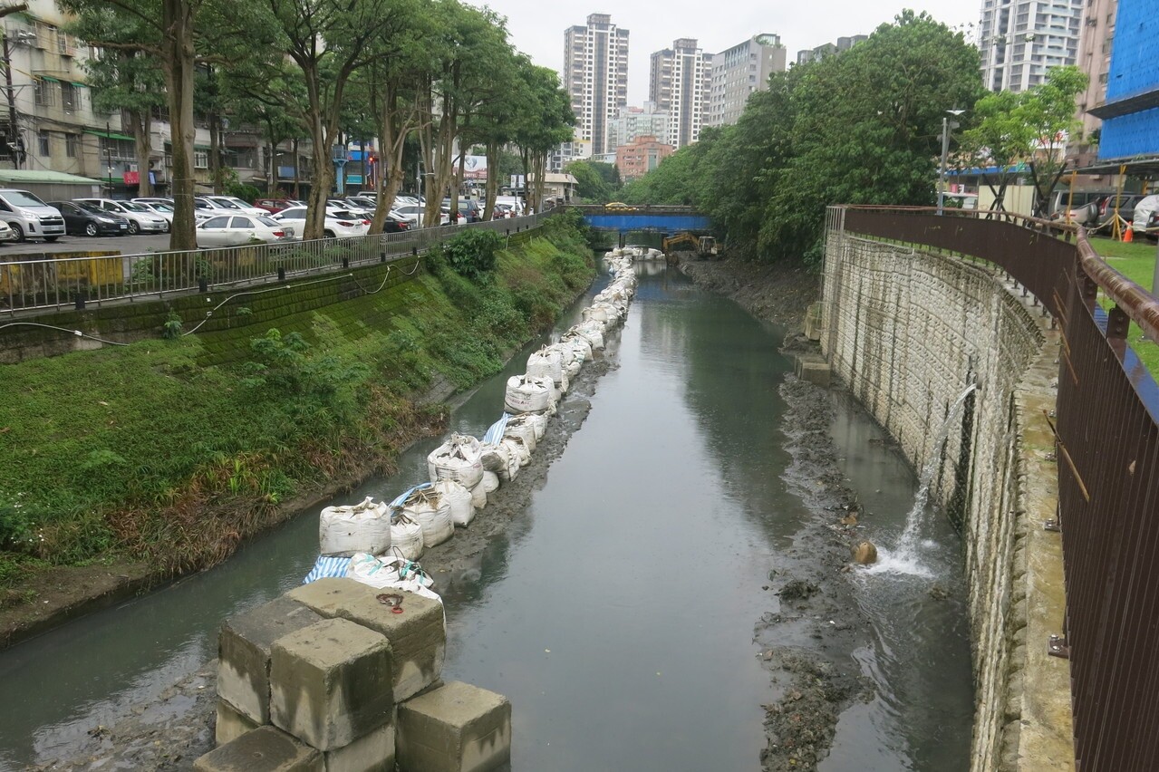 新北市雙和瓦磘溝整治拚11月前完工，盼在河域中打造兼顧生態的子母溝。記者李成蔭／攝影 