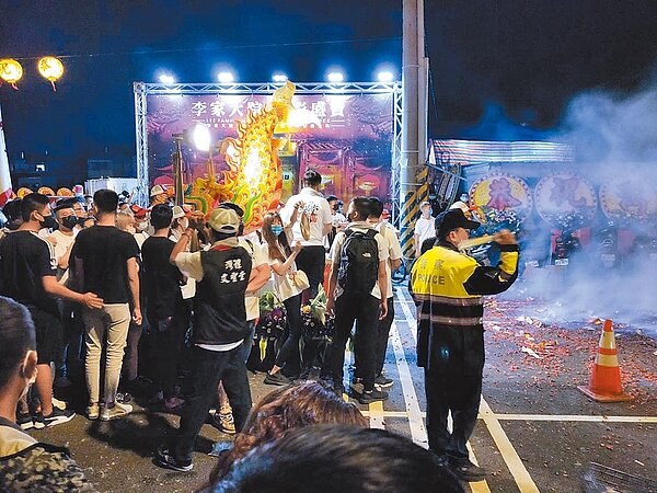 台南市南區文聖堂1日遶境直至深夜仍在施放爆竹,台南市政府將從嚴開罰。(南區區公所提供/程炳璋台南傳真)