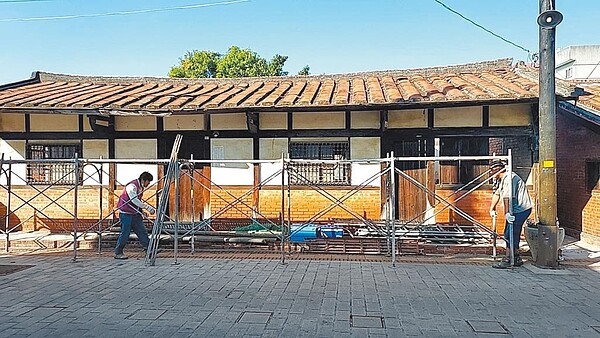 「俗女村」團隊近來斥資近百萬元,修築逾60年歷史的「莊家老宅」,為菁寮老街增添新風貌。(吳翊榛提供/張毓翎台南傳真)