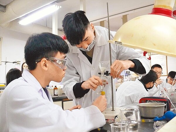 台灣製造業大缺工,科大成為重要的人才庫。(龍華科大提供/台北報導)