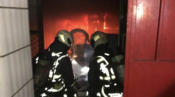 台中市大里區新仁路1日凌晨發生一起住宅火警,消防人員獲報到場搶救。圖/民眾提供