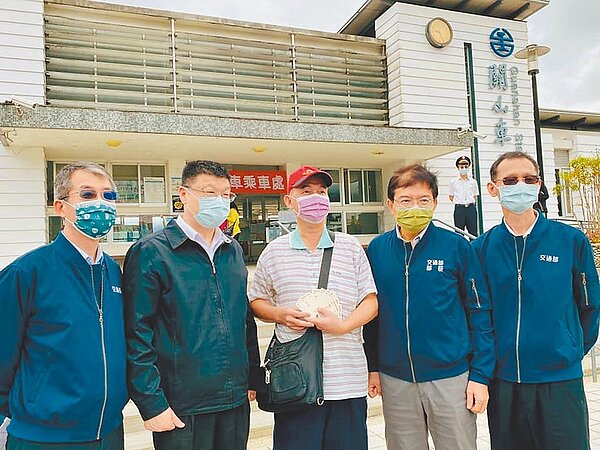 客運迷李瑞端買齊(中)花東類火車票,與交通部長王國材(右二)合影。圖/民眾提供