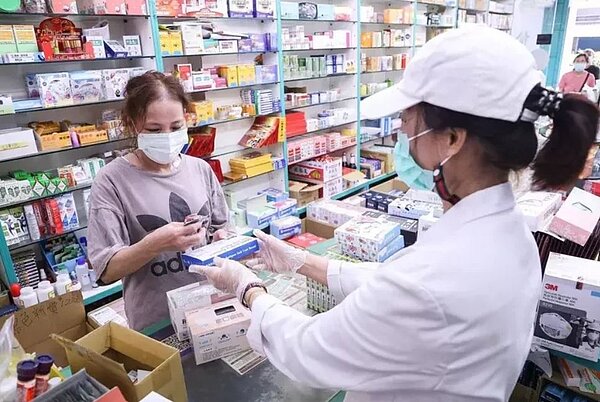 快篩試劑已經成為防疫應備的物品。圖/聯合報系資料照