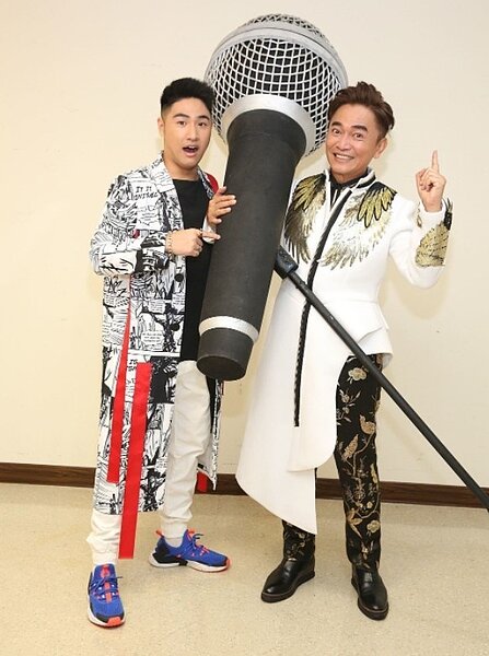 吳宗憲(右)雖然頻頻吐槽,但很支持兒子鹿希派。圖/華貴娛樂提供