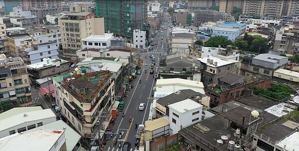 延平路30年來僅2線道車又有多叉路口和過多號誌，直行車與左轉車都易堵塞。圖／新竹市政府提供