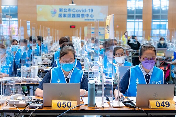 新北市政府擴大「居家照護關懷中心」電話服務,由原本24線擴增至100線。圖/新北市政府提供