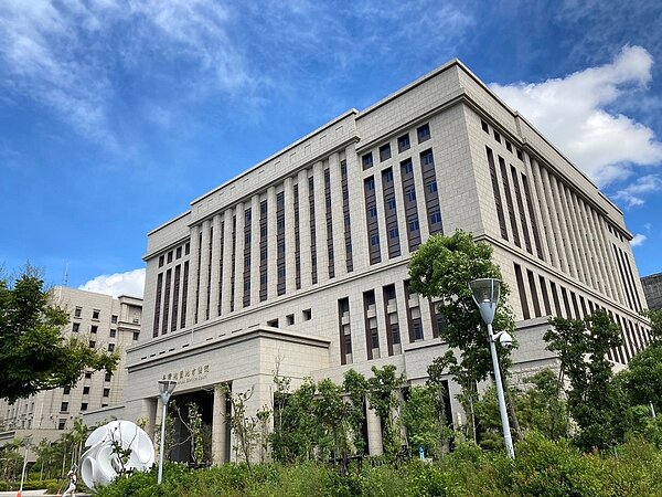 羅姓男子大鬧拖吊場,除了撕毀封條逕自上車要離去,還嗆自己不懂法律拒絕配合,結果被員警回堵一句「不懂法律那就不要做任何事」並噴辣椒水制伏。圖為桃園地方法院/截自維基百科