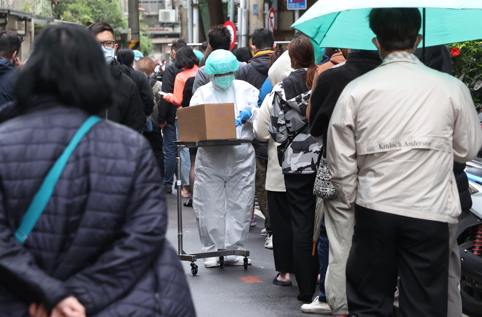 醫護被人潮淹沒 儘管指揮中心宣布,快篩陽性者才能至急診採檢PCR,但新北市某大型醫院仍擠滿等候篩檢的民眾,護理人員工作繁重。記者陳正興/攝影