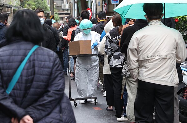 醫護被人潮淹沒 儘管指揮中心宣布,快篩陽性者才能至急診採檢PCR,但新北市某大型醫院仍擠滿等候篩檢的民眾,護理人員工作繁重。記者陳正興/攝影