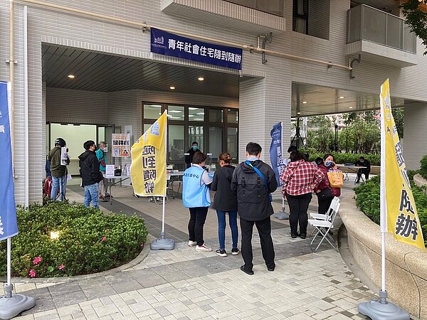土城員和青年社會住宅3日正式開放申請，開辦首日現場諮詢民眾就超過200位，現場受理及線上申辦總計收件逾200件，申辦熱度非常高。圖／新北住都中心