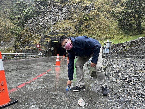 甲仙工務段人員道路巡查時，撿拾到一堆人為垃圾。圖／甲仙工務段提供