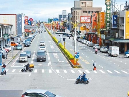 花蓮縣政府獲中央經費挹注，推動中央路1至4段新設左轉車道工程，不過3月開工至今毫無動靜，引起民眾關注。（羅亦攝）