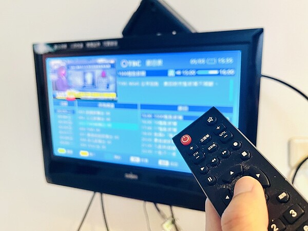 桃園3家有線電視基本頻道6年沒調整,多名議員要求市府替市民爭取降價。記者朱冠諭/攝影